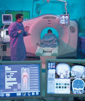 Ein Radiologe beaufsichtigt eine MRT Untersuchung